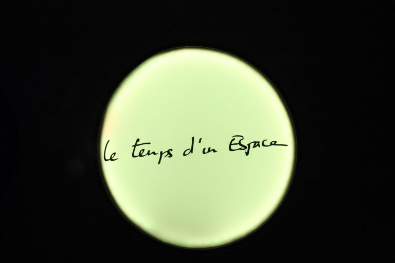 Temps d'un espace vert, Light box. Boîte lumineuse 75 cm de diamètre, 12 cm de profondeur