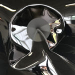 Trou noir, Plaque aluminium d’épaisseur de 2 mm ayant reçue un impact de 80 kg Peinture de carrosserie automobile noir Porsche 2018, vernis mat et brillant. 220 x 150 cm