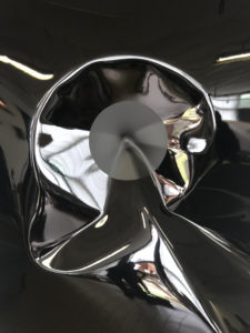 Trou noir, Plaque aluminium d’épaisseur de 2 mm ayant reçue un impact de 80 kg Peinture de carrosserie automobile noir Porsche 2018, vernis mat et brillant. 220 x 150 cm