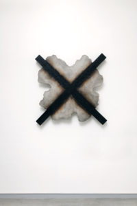 Benjamin Sabatier Sans titre, 2016 Béton et bois brûlé et huilé 94 x 94 x 9 cm